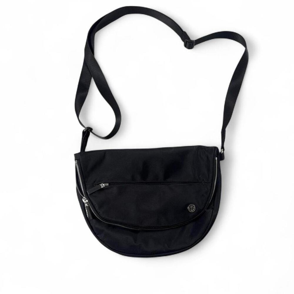 Lululemon Black Crossbody Shoulder Messenger Bag Adjustable Strap Zip Pockets